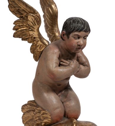 Zdjęcie nr 109: Tabernakulum w formie Arki Przymierza, adorowanej przez dwie klęczące figury starotestamentowego arcykapłana i biskupa oraz dwie stojące postacie lewitów oraz klęczące aniołów, zwieńczonej glorią promienistą z okiem Opatrzności. Wsparte na ośmiu cylindrycznych nóżkach prostopadłościenne tabernakulum jest od frontu podzielone na trzy pola wyznaczone kanelowanymi listwami. Pole środkowe stanowią drzwiczki z rytymi cyframi Dekalogu z ukrzyżowanym Chrystusem, pola boczne z wiązką pałek wodnych z jednej i winnym gronem z drugiej strony. Na skłębionych chmurach z podestem leży Baranek (obecnie w jego miejscu znajduje się figura Matki Boskiej). W tle znacznej wielkości gloria promienista z wieńcem chmur i umieszczonym w nim okiem Opatrzności oraz dwie uskrzydlone główki, nad którymi papieska tiara ze skrzyżowanymi kluczami. Po bokach Baranka dwa klęczące, uskrzydlone nagie aniołki. Obok tabernakulum dwie klęczące postacie z kadzielnicami w rękach. Postać po lewej w stroju biskupim, w albie, stule i kapie oraz infule z dwiema taśmami. Postać po prawej stronie jest ubrany w tradycyjny starotestamentowy strój – efod czyli tunikę i płaszcz wierzchni przepasany na biodrach, pektorał na piersi i zawój na głowie. Za nimi dwaj stojący lewici w tunikach przepasanych na biodrach i wysokich butach. Adorujące Baranka anioły w pozycji klęczącej z rękami skrzyżowanymi na piersi, ze skrzydłami na plecach i nogami w połowie utworzonymi ze skrzydeł.  


