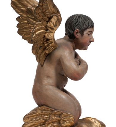 Zdjęcie nr 108: Tabernakulum w formie Arki Przymierza, adorowanej przez dwie klęczące figury starotestamentowego arcykapłana i biskupa oraz dwie stojące postacie lewitów oraz klęczące aniołów, zwieńczonej glorią promienistą z okiem Opatrzności. Wsparte na ośmiu cylindrycznych nóżkach prostopadłościenne tabernakulum jest od frontu podzielone na trzy pola wyznaczone kanelowanymi listwami. Pole środkowe stanowią drzwiczki z rytymi cyframi Dekalogu z ukrzyżowanym Chrystusem, pola boczne z wiązką pałek wodnych z jednej i winnym gronem z drugiej strony. Na skłębionych chmurach z podestem leży Baranek (obecnie w jego miejscu znajduje się figura Matki Boskiej). W tle znacznej wielkości gloria promienista z wieńcem chmur i umieszczonym w nim okiem Opatrzności oraz dwie uskrzydlone główki, nad którymi papieska tiara ze skrzyżowanymi kluczami. Po bokach Baranka dwa klęczące, uskrzydlone nagie aniołki. Obok tabernakulum dwie klęczące postacie z kadzielnicami w rękach. Postać po lewej w stroju biskupim, w albie, stule i kapie oraz infule z dwiema taśmami. Postać po prawej stronie jest ubrany w tradycyjny starotestamentowy strój – efod czyli tunikę i płaszcz wierzchni przepasany na biodrach, pektorał na piersi i zawój na głowie. Za nimi dwaj stojący lewici w tunikach przepasanych na biodrach i wysokich butach. Adorujące Baranka anioły w pozycji klęczącej z rękami skrzyżowanymi na piersi, ze skrzydłami na plecach i nogami w połowie utworzonymi ze skrzydeł.  


