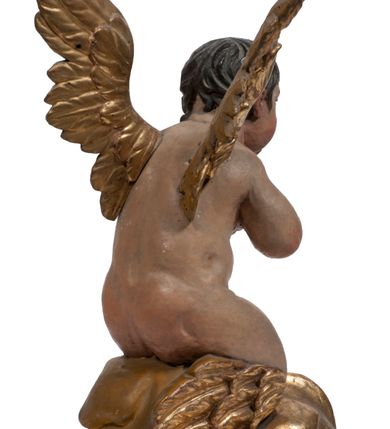 Zdjęcie nr 110: Tabernakulum w formie Arki Przymierza, adorowanej przez dwie klęczące figury starotestamentowego arcykapłana i biskupa oraz dwie stojące postacie lewitów oraz klęczące aniołów, zwieńczonej glorią promienistą z okiem Opatrzności. Wsparte na ośmiu cylindrycznych nóżkach prostopadłościenne tabernakulum jest od frontu podzielone na trzy pola wyznaczone kanelowanymi listwami. Pole środkowe stanowią drzwiczki z rytymi cyframi Dekalogu z ukrzyżowanym Chrystusem, pola boczne z wiązką pałek wodnych z jednej i winnym gronem z drugiej strony. Na skłębionych chmurach z podestem leży Baranek (obecnie w jego miejscu znajduje się figura Matki Boskiej). W tle znacznej wielkości gloria promienista z wieńcem chmur i umieszczonym w nim okiem Opatrzności oraz dwie uskrzydlone główki, nad którymi papieska tiara ze skrzyżowanymi kluczami. Po bokach Baranka dwa klęczące, uskrzydlone nagie aniołki. Obok tabernakulum dwie klęczące postacie z kadzielnicami w rękach. Postać po lewej w stroju biskupim, w albie, stule i kapie oraz infule z dwiema taśmami. Postać po prawej stronie jest ubrany w tradycyjny starotestamentowy strój – efod czyli tunikę i płaszcz wierzchni przepasany na biodrach, pektorał na piersi i zawój na głowie. Za nimi dwaj stojący lewici w tunikach przepasanych na biodrach i wysokich butach. Adorujące Baranka anioły w pozycji klęczącej z rękami skrzyżowanymi na piersi, ze skrzydłami na plecach i nogami w połowie utworzonymi ze skrzydeł.  


