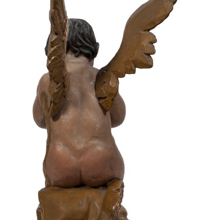 Zdjęcie nr 111: Tabernakulum w formie Arki Przymierza, adorowanej przez dwie klęczące figury starotestamentowego arcykapłana i biskupa oraz dwie stojące postacie lewitów oraz klęczące aniołów, zwieńczonej glorią promienistą z okiem Opatrzności. Wsparte na ośmiu cylindrycznych nóżkach prostopadłościenne tabernakulum jest od frontu podzielone na trzy pola wyznaczone kanelowanymi listwami. Pole środkowe stanowią drzwiczki z rytymi cyframi Dekalogu z ukrzyżowanym Chrystusem, pola boczne z wiązką pałek wodnych z jednej i winnym gronem z drugiej strony. Na skłębionych chmurach z podestem leży Baranek (obecnie w jego miejscu znajduje się figura Matki Boskiej). W tle znacznej wielkości gloria promienista z wieńcem chmur i umieszczonym w nim okiem Opatrzności oraz dwie uskrzydlone główki, nad którymi papieska tiara ze skrzyżowanymi kluczami. Po bokach Baranka dwa klęczące, uskrzydlone nagie aniołki. Obok tabernakulum dwie klęczące postacie z kadzielnicami w rękach. Postać po lewej w stroju biskupim, w albie, stule i kapie oraz infule z dwiema taśmami. Postać po prawej stronie jest ubrany w tradycyjny starotestamentowy strój – efod czyli tunikę i płaszcz wierzchni przepasany na biodrach, pektorał na piersi i zawój na głowie. Za nimi dwaj stojący lewici w tunikach przepasanych na biodrach i wysokich butach. Adorujące Baranka anioły w pozycji klęczącej z rękami skrzyżowanymi na piersi, ze skrzydłami na plecach i nogami w połowie utworzonymi ze skrzydeł.  


