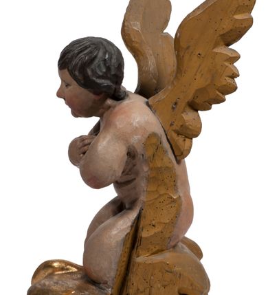 Zdjęcie nr 113: Tabernakulum w formie Arki Przymierza, adorowanej przez dwie klęczące figury starotestamentowego arcykapłana i biskupa oraz dwie stojące postacie lewitów oraz klęczące aniołów, zwieńczonej glorią promienistą z okiem Opatrzności. Wsparte na ośmiu cylindrycznych nóżkach prostopadłościenne tabernakulum jest od frontu podzielone na trzy pola wyznaczone kanelowanymi listwami. Pole środkowe stanowią drzwiczki z rytymi cyframi Dekalogu z ukrzyżowanym Chrystusem, pola boczne z wiązką pałek wodnych z jednej i winnym gronem z drugiej strony. Na skłębionych chmurach z podestem leży Baranek (obecnie w jego miejscu znajduje się figura Matki Boskiej). W tle znacznej wielkości gloria promienista z wieńcem chmur i umieszczonym w nim okiem Opatrzności oraz dwie uskrzydlone główki, nad którymi papieska tiara ze skrzyżowanymi kluczami. Po bokach Baranka dwa klęczące, uskrzydlone nagie aniołki. Obok tabernakulum dwie klęczące postacie z kadzielnicami w rękach. Postać po lewej w stroju biskupim, w albie, stule i kapie oraz infule z dwiema taśmami. Postać po prawej stronie jest ubrany w tradycyjny starotestamentowy strój – efod czyli tunikę i płaszcz wierzchni przepasany na biodrach, pektorał na piersi i zawój na głowie. Za nimi dwaj stojący lewici w tunikach przepasanych na biodrach i wysokich butach. Adorujące Baranka anioły w pozycji klęczącej z rękami skrzyżowanymi na piersi, ze skrzydłami na plecach i nogami w połowie utworzonymi ze skrzydeł.  


