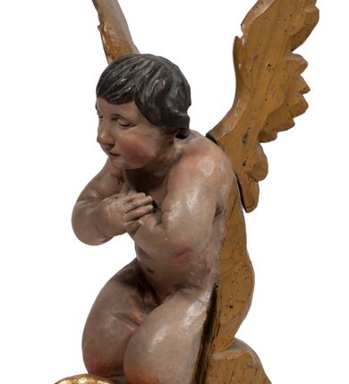 Zdjęcie nr 2: Tabernakulum w formie Arki Przymierza, adorowanej przez dwie klęczące figury starotestamentowego arcykapłana i biskupa oraz dwie stojące postacie lewitów oraz klęczące aniołów, zwieńczonej glorią promienistą z okiem Opatrzności. Wsparte na ośmiu cylindrycznych nóżkach prostopadłościenne tabernakulum jest od frontu podzielone na trzy pola wyznaczone kanelowanymi listwami. Pole środkowe stanowią drzwiczki z rytymi cyframi Dekalogu z ukrzyżowanym Chrystusem, pola boczne z wiązką pałek wodnych z jednej i winnym gronem z drugiej strony. Na skłębionych chmurach z podestem leży Baranek (obecnie w jego miejscu znajduje się figura Matki Boskiej). W tle znacznej wielkości gloria promienista z wieńcem chmur i umieszczonym w nim okiem Opatrzności oraz dwie uskrzydlone główki, nad którymi papieska tiara ze skrzyżowanymi kluczami. Po bokach Baranka dwa klęczące, uskrzydlone nagie aniołki. Obok tabernakulum dwie klęczące postacie z kadzielnicami w rękach. Postać po lewej w stroju biskupim, w albie, stule i kapie oraz infule z dwiema taśmami. Postać po prawej stronie jest ubrany w tradycyjny starotestamentowy strój – efod czyli tunikę i płaszcz wierzchni przepasany na biodrach, pektorał na piersi i zawój na głowie. Za nimi dwaj stojący lewici w tunikach przepasanych na biodrach i wysokich butach. Adorujące Baranka anioły w pozycji klęczącej z rękami skrzyżowanymi na piersi, ze skrzydłami na plecach i nogami w połowie utworzonymi ze skrzydeł.  


