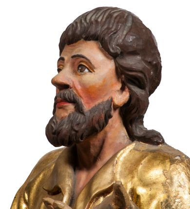 Zdjęcie nr 37: Tabernakulum w formie Arki Przymierza, adorowanej przez dwie klęczące figury starotestamentowego arcykapłana i biskupa oraz dwie stojące postacie lewitów oraz klęczące aniołów, zwieńczonej glorią promienistą z okiem Opatrzności. Wsparte na ośmiu cylindrycznych nóżkach prostopadłościenne tabernakulum jest od frontu podzielone na trzy pola wyznaczone kanelowanymi listwami. Pole środkowe stanowią drzwiczki z rytymi cyframi Dekalogu z ukrzyżowanym Chrystusem, pola boczne z wiązką pałek wodnych z jednej i winnym gronem z drugiej strony. Na skłębionych chmurach z podestem leży Baranek (obecnie w jego miejscu znajduje się figura Matki Boskiej). W tle znacznej wielkości gloria promienista z wieńcem chmur i umieszczonym w nim okiem Opatrzności oraz dwie uskrzydlone główki, nad którymi papieska tiara ze skrzyżowanymi kluczami. Po bokach Baranka dwa klęczące, uskrzydlone nagie aniołki. Obok tabernakulum dwie klęczące postacie z kadzielnicami w rękach. Postać po lewej w stroju biskupim, w albie, stule i kapie oraz infule z dwiema taśmami. Postać po prawej stronie jest ubrany w tradycyjny starotestamentowy strój – efod czyli tunikę i płaszcz wierzchni przepasany na biodrach, pektorał na piersi i zawój na głowie. Za nimi dwaj stojący lewici w tunikach przepasanych na biodrach i wysokich butach. Adorujące Baranka anioły w pozycji klęczącej z rękami skrzyżowanymi na piersi, ze skrzydłami na plecach i nogami w połowie utworzonymi ze skrzydeł.  


