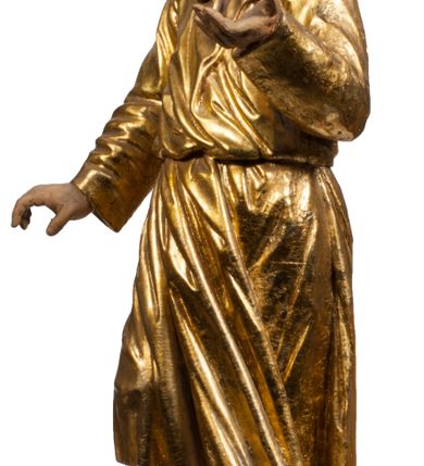 Zdjęcie nr 39: Tabernakulum w formie Arki Przymierza, adorowanej przez dwie klęczące figury starotestamentowego arcykapłana i biskupa oraz dwie stojące postacie lewitów oraz klęczące aniołów, zwieńczonej glorią promienistą z okiem Opatrzności. Wsparte na ośmiu cylindrycznych nóżkach prostopadłościenne tabernakulum jest od frontu podzielone na trzy pola wyznaczone kanelowanymi listwami. Pole środkowe stanowią drzwiczki z rytymi cyframi Dekalogu z ukrzyżowanym Chrystusem, pola boczne z wiązką pałek wodnych z jednej i winnym gronem z drugiej strony. Na skłębionych chmurach z podestem leży Baranek (obecnie w jego miejscu znajduje się figura Matki Boskiej). W tle znacznej wielkości gloria promienista z wieńcem chmur i umieszczonym w nim okiem Opatrzności oraz dwie uskrzydlone główki, nad którymi papieska tiara ze skrzyżowanymi kluczami. Po bokach Baranka dwa klęczące, uskrzydlone nagie aniołki. Obok tabernakulum dwie klęczące postacie z kadzielnicami w rękach. Postać po lewej w stroju biskupim, w albie, stule i kapie oraz infule z dwiema taśmami. Postać po prawej stronie jest ubrany w tradycyjny starotestamentowy strój – efod czyli tunikę i płaszcz wierzchni przepasany na biodrach, pektorał na piersi i zawój na głowie. Za nimi dwaj stojący lewici w tunikach przepasanych na biodrach i wysokich butach. Adorujące Baranka anioły w pozycji klęczącej z rękami skrzyżowanymi na piersi, ze skrzydłami na plecach i nogami w połowie utworzonymi ze skrzydeł.  


