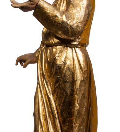 Zdjęcie nr 40: Tabernakulum w formie Arki Przymierza, adorowanej przez dwie klęczące figury starotestamentowego arcykapłana i biskupa oraz dwie stojące postacie lewitów oraz klęczące aniołów, zwieńczonej glorią promienistą z okiem Opatrzności. Wsparte na ośmiu cylindrycznych nóżkach prostopadłościenne tabernakulum jest od frontu podzielone na trzy pola wyznaczone kanelowanymi listwami. Pole środkowe stanowią drzwiczki z rytymi cyframi Dekalogu z ukrzyżowanym Chrystusem, pola boczne z wiązką pałek wodnych z jednej i winnym gronem z drugiej strony. Na skłębionych chmurach z podestem leży Baranek (obecnie w jego miejscu znajduje się figura Matki Boskiej). W tle znacznej wielkości gloria promienista z wieńcem chmur i umieszczonym w nim okiem Opatrzności oraz dwie uskrzydlone główki, nad którymi papieska tiara ze skrzyżowanymi kluczami. Po bokach Baranka dwa klęczące, uskrzydlone nagie aniołki. Obok tabernakulum dwie klęczące postacie z kadzielnicami w rękach. Postać po lewej w stroju biskupim, w albie, stule i kapie oraz infule z dwiema taśmami. Postać po prawej stronie jest ubrany w tradycyjny starotestamentowy strój – efod czyli tunikę i płaszcz wierzchni przepasany na biodrach, pektorał na piersi i zawój na głowie. Za nimi dwaj stojący lewici w tunikach przepasanych na biodrach i wysokich butach. Adorujące Baranka anioły w pozycji klęczącej z rękami skrzyżowanymi na piersi, ze skrzydłami na plecach i nogami w połowie utworzonymi ze skrzydeł.  


