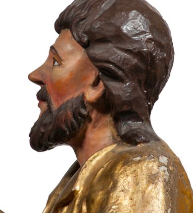 Zdjęcie nr 41: Tabernakulum w formie Arki Przymierza, adorowanej przez dwie klęczące figury starotestamentowego arcykapłana i biskupa oraz dwie stojące postacie lewitów oraz klęczące aniołów, zwieńczonej glorią promienistą z okiem Opatrzności. Wsparte na ośmiu cylindrycznych nóżkach prostopadłościenne tabernakulum jest od frontu podzielone na trzy pola wyznaczone kanelowanymi listwami. Pole środkowe stanowią drzwiczki z rytymi cyframi Dekalogu z ukrzyżowanym Chrystusem, pola boczne z wiązką pałek wodnych z jednej i winnym gronem z drugiej strony. Na skłębionych chmurach z podestem leży Baranek (obecnie w jego miejscu znajduje się figura Matki Boskiej). W tle znacznej wielkości gloria promienista z wieńcem chmur i umieszczonym w nim okiem Opatrzności oraz dwie uskrzydlone główki, nad którymi papieska tiara ze skrzyżowanymi kluczami. Po bokach Baranka dwa klęczące, uskrzydlone nagie aniołki. Obok tabernakulum dwie klęczące postacie z kadzielnicami w rękach. Postać po lewej w stroju biskupim, w albie, stule i kapie oraz infule z dwiema taśmami. Postać po prawej stronie jest ubrany w tradycyjny starotestamentowy strój – efod czyli tunikę i płaszcz wierzchni przepasany na biodrach, pektorał na piersi i zawój na głowie. Za nimi dwaj stojący lewici w tunikach przepasanych na biodrach i wysokich butach. Adorujące Baranka anioły w pozycji klęczącej z rękami skrzyżowanymi na piersi, ze skrzydłami na plecach i nogami w połowie utworzonymi ze skrzydeł.  


