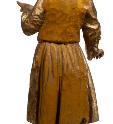 Zdjęcie nr 43: Tabernakulum w formie Arki Przymierza, adorowanej przez dwie klęczące figury starotestamentowego arcykapłana i biskupa oraz dwie stojące postacie lewitów oraz klęczące aniołów, zwieńczonej glorią promienistą z okiem Opatrzności. Wsparte na ośmiu cylindrycznych nóżkach prostopadłościenne tabernakulum jest od frontu podzielone na trzy pola wyznaczone kanelowanymi listwami. Pole środkowe stanowią drzwiczki z rytymi cyframi Dekalogu z ukrzyżowanym Chrystusem, pola boczne z wiązką pałek wodnych z jednej i winnym gronem z drugiej strony. Na skłębionych chmurach z podestem leży Baranek (obecnie w jego miejscu znajduje się figura Matki Boskiej). W tle znacznej wielkości gloria promienista z wieńcem chmur i umieszczonym w nim okiem Opatrzności oraz dwie uskrzydlone główki, nad którymi papieska tiara ze skrzyżowanymi kluczami. Po bokach Baranka dwa klęczące, uskrzydlone nagie aniołki. Obok tabernakulum dwie klęczące postacie z kadzielnicami w rękach. Postać po lewej w stroju biskupim, w albie, stule i kapie oraz infule z dwiema taśmami. Postać po prawej stronie jest ubrany w tradycyjny starotestamentowy strój – efod czyli tunikę i płaszcz wierzchni przepasany na biodrach, pektorał na piersi i zawój na głowie. Za nimi dwaj stojący lewici w tunikach przepasanych na biodrach i wysokich butach. Adorujące Baranka anioły w pozycji klęczącej z rękami skrzyżowanymi na piersi, ze skrzydłami na plecach i nogami w połowie utworzonymi ze skrzydeł.  


