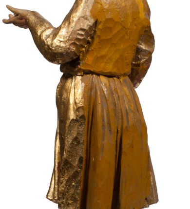 Zdjęcie nr 42: Tabernakulum w formie Arki Przymierza, adorowanej przez dwie klęczące figury starotestamentowego arcykapłana i biskupa oraz dwie stojące postacie lewitów oraz klęczące aniołów, zwieńczonej glorią promienistą z okiem Opatrzności. Wsparte na ośmiu cylindrycznych nóżkach prostopadłościenne tabernakulum jest od frontu podzielone na trzy pola wyznaczone kanelowanymi listwami. Pole środkowe stanowią drzwiczki z rytymi cyframi Dekalogu z ukrzyżowanym Chrystusem, pola boczne z wiązką pałek wodnych z jednej i winnym gronem z drugiej strony. Na skłębionych chmurach z podestem leży Baranek (obecnie w jego miejscu znajduje się figura Matki Boskiej). W tle znacznej wielkości gloria promienista z wieńcem chmur i umieszczonym w nim okiem Opatrzności oraz dwie uskrzydlone główki, nad którymi papieska tiara ze skrzyżowanymi kluczami. Po bokach Baranka dwa klęczące, uskrzydlone nagie aniołki. Obok tabernakulum dwie klęczące postacie z kadzielnicami w rękach. Postać po lewej w stroju biskupim, w albie, stule i kapie oraz infule z dwiema taśmami. Postać po prawej stronie jest ubrany w tradycyjny starotestamentowy strój – efod czyli tunikę i płaszcz wierzchni przepasany na biodrach, pektorał na piersi i zawój na głowie. Za nimi dwaj stojący lewici w tunikach przepasanych na biodrach i wysokich butach. Adorujące Baranka anioły w pozycji klęczącej z rękami skrzyżowanymi na piersi, ze skrzydłami na plecach i nogami w połowie utworzonymi ze skrzydeł.  


