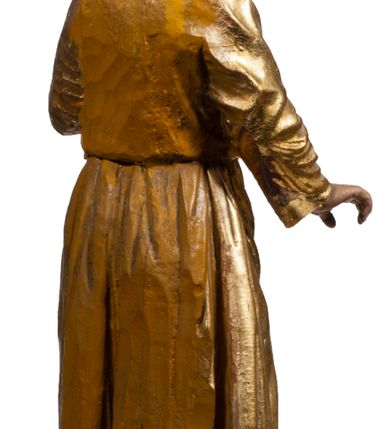 Zdjęcie nr 44: Tabernakulum w formie Arki Przymierza, adorowanej przez dwie klęczące figury starotestamentowego arcykapłana i biskupa oraz dwie stojące postacie lewitów oraz klęczące aniołów, zwieńczonej glorią promienistą z okiem Opatrzności. Wsparte na ośmiu cylindrycznych nóżkach prostopadłościenne tabernakulum jest od frontu podzielone na trzy pola wyznaczone kanelowanymi listwami. Pole środkowe stanowią drzwiczki z rytymi cyframi Dekalogu z ukrzyżowanym Chrystusem, pola boczne z wiązką pałek wodnych z jednej i winnym gronem z drugiej strony. Na skłębionych chmurach z podestem leży Baranek (obecnie w jego miejscu znajduje się figura Matki Boskiej). W tle znacznej wielkości gloria promienista z wieńcem chmur i umieszczonym w nim okiem Opatrzności oraz dwie uskrzydlone główki, nad którymi papieska tiara ze skrzyżowanymi kluczami. Po bokach Baranka dwa klęczące, uskrzydlone nagie aniołki. Obok tabernakulum dwie klęczące postacie z kadzielnicami w rękach. Postać po lewej w stroju biskupim, w albie, stule i kapie oraz infule z dwiema taśmami. Postać po prawej stronie jest ubrany w tradycyjny starotestamentowy strój – efod czyli tunikę i płaszcz wierzchni przepasany na biodrach, pektorał na piersi i zawój na głowie. Za nimi dwaj stojący lewici w tunikach przepasanych na biodrach i wysokich butach. Adorujące Baranka anioły w pozycji klęczącej z rękami skrzyżowanymi na piersi, ze skrzydłami na plecach i nogami w połowie utworzonymi ze skrzydeł.  


