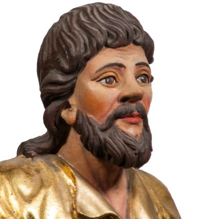 Zdjęcie nr 47: Tabernakulum w formie Arki Przymierza, adorowanej przez dwie klęczące figury starotestamentowego arcykapłana i biskupa oraz dwie stojące postacie lewitów oraz klęczące aniołów, zwieńczonej glorią promienistą z okiem Opatrzności. Wsparte na ośmiu cylindrycznych nóżkach prostopadłościenne tabernakulum jest od frontu podzielone na trzy pola wyznaczone kanelowanymi listwami. Pole środkowe stanowią drzwiczki z rytymi cyframi Dekalogu z ukrzyżowanym Chrystusem, pola boczne z wiązką pałek wodnych z jednej i winnym gronem z drugiej strony. Na skłębionych chmurach z podestem leży Baranek (obecnie w jego miejscu znajduje się figura Matki Boskiej). W tle znacznej wielkości gloria promienista z wieńcem chmur i umieszczonym w nim okiem Opatrzności oraz dwie uskrzydlone główki, nad którymi papieska tiara ze skrzyżowanymi kluczami. Po bokach Baranka dwa klęczące, uskrzydlone nagie aniołki. Obok tabernakulum dwie klęczące postacie z kadzielnicami w rękach. Postać po lewej w stroju biskupim, w albie, stule i kapie oraz infule z dwiema taśmami. Postać po prawej stronie jest ubrany w tradycyjny starotestamentowy strój – efod czyli tunikę i płaszcz wierzchni przepasany na biodrach, pektorał na piersi i zawój na głowie. Za nimi dwaj stojący lewici w tunikach przepasanych na biodrach i wysokich butach. Adorujące Baranka anioły w pozycji klęczącej z rękami skrzyżowanymi na piersi, ze skrzydłami na plecach i nogami w połowie utworzonymi ze skrzydeł.  


