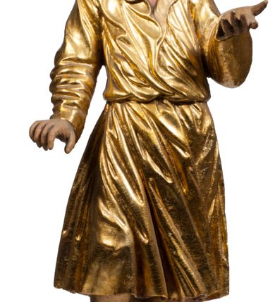 Zdjęcie nr 49: Tabernakulum w formie Arki Przymierza, adorowanej przez dwie klęczące figury starotestamentowego arcykapłana i biskupa oraz dwie stojące postacie lewitów oraz klęczące aniołów, zwieńczonej glorią promienistą z okiem Opatrzności. Wsparte na ośmiu cylindrycznych nóżkach prostopadłościenne tabernakulum jest od frontu podzielone na trzy pola wyznaczone kanelowanymi listwami. Pole środkowe stanowią drzwiczki z rytymi cyframi Dekalogu z ukrzyżowanym Chrystusem, pola boczne z wiązką pałek wodnych z jednej i winnym gronem z drugiej strony. Na skłębionych chmurach z podestem leży Baranek (obecnie w jego miejscu znajduje się figura Matki Boskiej). W tle znacznej wielkości gloria promienista z wieńcem chmur i umieszczonym w nim okiem Opatrzności oraz dwie uskrzydlone główki, nad którymi papieska tiara ze skrzyżowanymi kluczami. Po bokach Baranka dwa klęczące, uskrzydlone nagie aniołki. Obok tabernakulum dwie klęczące postacie z kadzielnicami w rękach. Postać po lewej w stroju biskupim, w albie, stule i kapie oraz infule z dwiema taśmami. Postać po prawej stronie jest ubrany w tradycyjny starotestamentowy strój – efod czyli tunikę i płaszcz wierzchni przepasany na biodrach, pektorał na piersi i zawój na głowie. Za nimi dwaj stojący lewici w tunikach przepasanych na biodrach i wysokich butach. Adorujące Baranka anioły w pozycji klęczącej z rękami skrzyżowanymi na piersi, ze skrzydłami na plecach i nogami w połowie utworzonymi ze skrzydeł.  


