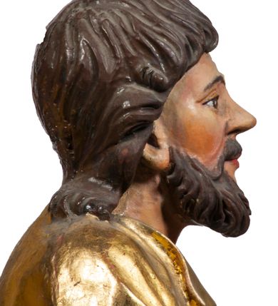 Zdjęcie nr 46: Tabernakulum w formie Arki Przymierza, adorowanej przez dwie klęczące figury starotestamentowego arcykapłana i biskupa oraz dwie stojące postacie lewitów oraz klęczące aniołów, zwieńczonej glorią promienistą z okiem Opatrzności. Wsparte na ośmiu cylindrycznych nóżkach prostopadłościenne tabernakulum jest od frontu podzielone na trzy pola wyznaczone kanelowanymi listwami. Pole środkowe stanowią drzwiczki z rytymi cyframi Dekalogu z ukrzyżowanym Chrystusem, pola boczne z wiązką pałek wodnych z jednej i winnym gronem z drugiej strony. Na skłębionych chmurach z podestem leży Baranek (obecnie w jego miejscu znajduje się figura Matki Boskiej). W tle znacznej wielkości gloria promienista z wieńcem chmur i umieszczonym w nim okiem Opatrzności oraz dwie uskrzydlone główki, nad którymi papieska tiara ze skrzyżowanymi kluczami. Po bokach Baranka dwa klęczące, uskrzydlone nagie aniołki. Obok tabernakulum dwie klęczące postacie z kadzielnicami w rękach. Postać po lewej w stroju biskupim, w albie, stule i kapie oraz infule z dwiema taśmami. Postać po prawej stronie jest ubrany w tradycyjny starotestamentowy strój – efod czyli tunikę i płaszcz wierzchni przepasany na biodrach, pektorał na piersi i zawój na głowie. Za nimi dwaj stojący lewici w tunikach przepasanych na biodrach i wysokich butach. Adorujące Baranka anioły w pozycji klęczącej z rękami skrzyżowanymi na piersi, ze skrzydłami na plecach i nogami w połowie utworzonymi ze skrzydeł.  


