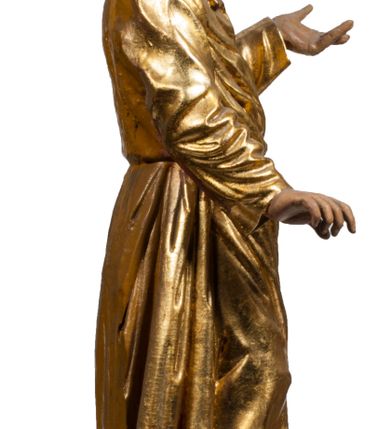 Zdjęcie nr 45: Tabernakulum w formie Arki Przymierza, adorowanej przez dwie klęczące figury starotestamentowego arcykapłana i biskupa oraz dwie stojące postacie lewitów oraz klęczące aniołów, zwieńczonej glorią promienistą z okiem Opatrzności. Wsparte na ośmiu cylindrycznych nóżkach prostopadłościenne tabernakulum jest od frontu podzielone na trzy pola wyznaczone kanelowanymi listwami. Pole środkowe stanowią drzwiczki z rytymi cyframi Dekalogu z ukrzyżowanym Chrystusem, pola boczne z wiązką pałek wodnych z jednej i winnym gronem z drugiej strony. Na skłębionych chmurach z podestem leży Baranek (obecnie w jego miejscu znajduje się figura Matki Boskiej). W tle znacznej wielkości gloria promienista z wieńcem chmur i umieszczonym w nim okiem Opatrzności oraz dwie uskrzydlone główki, nad którymi papieska tiara ze skrzyżowanymi kluczami. Po bokach Baranka dwa klęczące, uskrzydlone nagie aniołki. Obok tabernakulum dwie klęczące postacie z kadzielnicami w rękach. Postać po lewej w stroju biskupim, w albie, stule i kapie oraz infule z dwiema taśmami. Postać po prawej stronie jest ubrany w tradycyjny starotestamentowy strój – efod czyli tunikę i płaszcz wierzchni przepasany na biodrach, pektorał na piersi i zawój na głowie. Za nimi dwaj stojący lewici w tunikach przepasanych na biodrach i wysokich butach. Adorujące Baranka anioły w pozycji klęczącej z rękami skrzyżowanymi na piersi, ze skrzydłami na plecach i nogami w połowie utworzonymi ze skrzydeł.  


