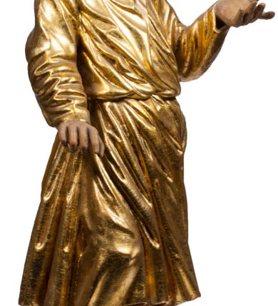 Zdjęcie nr 48: Tabernakulum w formie Arki Przymierza, adorowanej przez dwie klęczące figury starotestamentowego arcykapłana i biskupa oraz dwie stojące postacie lewitów oraz klęczące aniołów, zwieńczonej glorią promienistą z okiem Opatrzności. Wsparte na ośmiu cylindrycznych nóżkach prostopadłościenne tabernakulum jest od frontu podzielone na trzy pola wyznaczone kanelowanymi listwami. Pole środkowe stanowią drzwiczki z rytymi cyframi Dekalogu z ukrzyżowanym Chrystusem, pola boczne z wiązką pałek wodnych z jednej i winnym gronem z drugiej strony. Na skłębionych chmurach z podestem leży Baranek (obecnie w jego miejscu znajduje się figura Matki Boskiej). W tle znacznej wielkości gloria promienista z wieńcem chmur i umieszczonym w nim okiem Opatrzności oraz dwie uskrzydlone główki, nad którymi papieska tiara ze skrzyżowanymi kluczami. Po bokach Baranka dwa klęczące, uskrzydlone nagie aniołki. Obok tabernakulum dwie klęczące postacie z kadzielnicami w rękach. Postać po lewej w stroju biskupim, w albie, stule i kapie oraz infule z dwiema taśmami. Postać po prawej stronie jest ubrany w tradycyjny starotestamentowy strój – efod czyli tunikę i płaszcz wierzchni przepasany na biodrach, pektorał na piersi i zawój na głowie. Za nimi dwaj stojący lewici w tunikach przepasanych na biodrach i wysokich butach. Adorujące Baranka anioły w pozycji klęczącej z rękami skrzyżowanymi na piersi, ze skrzydłami na plecach i nogami w połowie utworzonymi ze skrzydeł.  


