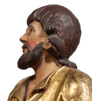 Zdjęcie nr 51: Tabernakulum w formie Arki Przymierza, adorowanej przez dwie klęczące figury starotestamentowego arcykapłana i biskupa oraz dwie stojące postacie lewitów oraz klęczące aniołów, zwieńczonej glorią promienistą z okiem Opatrzności. Wsparte na ośmiu cylindrycznych nóżkach prostopadłościenne tabernakulum jest od frontu podzielone na trzy pola wyznaczone kanelowanymi listwami. Pole środkowe stanowią drzwiczki z rytymi cyframi Dekalogu z ukrzyżowanym Chrystusem, pola boczne z wiązką pałek wodnych z jednej i winnym gronem z drugiej strony. Na skłębionych chmurach z podestem leży Baranek (obecnie w jego miejscu znajduje się figura Matki Boskiej). W tle znacznej wielkości gloria promienista z wieńcem chmur i umieszczonym w nim okiem Opatrzności oraz dwie uskrzydlone główki, nad którymi papieska tiara ze skrzyżowanymi kluczami. Po bokach Baranka dwa klęczące, uskrzydlone nagie aniołki. Obok tabernakulum dwie klęczące postacie z kadzielnicami w rękach. Postać po lewej w stroju biskupim, w albie, stule i kapie oraz infule z dwiema taśmami. Postać po prawej stronie jest ubrany w tradycyjny starotestamentowy strój – efod czyli tunikę i płaszcz wierzchni przepasany na biodrach, pektorał na piersi i zawój na głowie. Za nimi dwaj stojący lewici w tunikach przepasanych na biodrach i wysokich butach. Adorujące Baranka anioły w pozycji klęczącej z rękami skrzyżowanymi na piersi, ze skrzydłami na plecach i nogami w połowie utworzonymi ze skrzydeł.  


