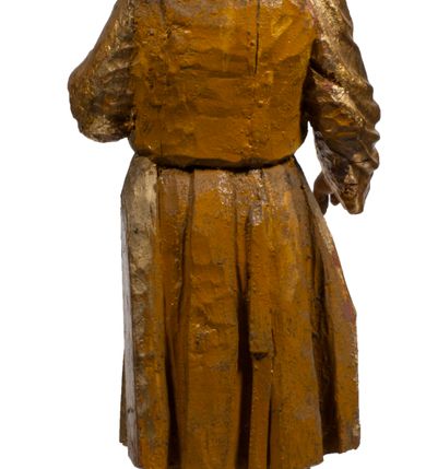 Zdjęcie nr 54: Tabernakulum w formie Arki Przymierza, adorowanej przez dwie klęczące figury starotestamentowego arcykapłana i biskupa oraz dwie stojące postacie lewitów oraz klęczące aniołów, zwieńczonej glorią promienistą z okiem Opatrzności. Wsparte na ośmiu cylindrycznych nóżkach prostopadłościenne tabernakulum jest od frontu podzielone na trzy pola wyznaczone kanelowanymi listwami. Pole środkowe stanowią drzwiczki z rytymi cyframi Dekalogu z ukrzyżowanym Chrystusem, pola boczne z wiązką pałek wodnych z jednej i winnym gronem z drugiej strony. Na skłębionych chmurach z podestem leży Baranek (obecnie w jego miejscu znajduje się figura Matki Boskiej). W tle znacznej wielkości gloria promienista z wieńcem chmur i umieszczonym w nim okiem Opatrzności oraz dwie uskrzydlone główki, nad którymi papieska tiara ze skrzyżowanymi kluczami. Po bokach Baranka dwa klęczące, uskrzydlone nagie aniołki. Obok tabernakulum dwie klęczące postacie z kadzielnicami w rękach. Postać po lewej w stroju biskupim, w albie, stule i kapie oraz infule z dwiema taśmami. Postać po prawej stronie jest ubrany w tradycyjny starotestamentowy strój – efod czyli tunikę i płaszcz wierzchni przepasany na biodrach, pektorał na piersi i zawój na głowie. Za nimi dwaj stojący lewici w tunikach przepasanych na biodrach i wysokich butach. Adorujące Baranka anioły w pozycji klęczącej z rękami skrzyżowanymi na piersi, ze skrzydłami na plecach i nogami w połowie utworzonymi ze skrzydeł.  


