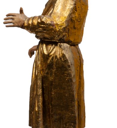 Zdjęcie nr 52: Tabernakulum w formie Arki Przymierza, adorowanej przez dwie klęczące figury starotestamentowego arcykapłana i biskupa oraz dwie stojące postacie lewitów oraz klęczące aniołów, zwieńczonej glorią promienistą z okiem Opatrzności. Wsparte na ośmiu cylindrycznych nóżkach prostopadłościenne tabernakulum jest od frontu podzielone na trzy pola wyznaczone kanelowanymi listwami. Pole środkowe stanowią drzwiczki z rytymi cyframi Dekalogu z ukrzyżowanym Chrystusem, pola boczne z wiązką pałek wodnych z jednej i winnym gronem z drugiej strony. Na skłębionych chmurach z podestem leży Baranek (obecnie w jego miejscu znajduje się figura Matki Boskiej). W tle znacznej wielkości gloria promienista z wieńcem chmur i umieszczonym w nim okiem Opatrzności oraz dwie uskrzydlone główki, nad którymi papieska tiara ze skrzyżowanymi kluczami. Po bokach Baranka dwa klęczące, uskrzydlone nagie aniołki. Obok tabernakulum dwie klęczące postacie z kadzielnicami w rękach. Postać po lewej w stroju biskupim, w albie, stule i kapie oraz infule z dwiema taśmami. Postać po prawej stronie jest ubrany w tradycyjny starotestamentowy strój – efod czyli tunikę i płaszcz wierzchni przepasany na biodrach, pektorał na piersi i zawój na głowie. Za nimi dwaj stojący lewici w tunikach przepasanych na biodrach i wysokich butach. Adorujące Baranka anioły w pozycji klęczącej z rękami skrzyżowanymi na piersi, ze skrzydłami na plecach i nogami w połowie utworzonymi ze skrzydeł.  


