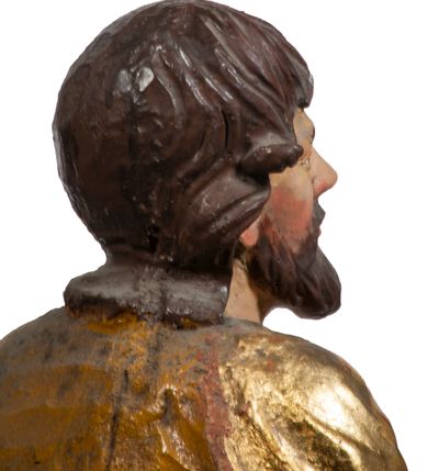 Zdjęcie nr 55: Tabernakulum w formie Arki Przymierza, adorowanej przez dwie klęczące figury starotestamentowego arcykapłana i biskupa oraz dwie stojące postacie lewitów oraz klęczące aniołów, zwieńczonej glorią promienistą z okiem Opatrzności. Wsparte na ośmiu cylindrycznych nóżkach prostopadłościenne tabernakulum jest od frontu podzielone na trzy pola wyznaczone kanelowanymi listwami. Pole środkowe stanowią drzwiczki z rytymi cyframi Dekalogu z ukrzyżowanym Chrystusem, pola boczne z wiązką pałek wodnych z jednej i winnym gronem z drugiej strony. Na skłębionych chmurach z podestem leży Baranek (obecnie w jego miejscu znajduje się figura Matki Boskiej). W tle znacznej wielkości gloria promienista z wieńcem chmur i umieszczonym w nim okiem Opatrzności oraz dwie uskrzydlone główki, nad którymi papieska tiara ze skrzyżowanymi kluczami. Po bokach Baranka dwa klęczące, uskrzydlone nagie aniołki. Obok tabernakulum dwie klęczące postacie z kadzielnicami w rękach. Postać po lewej w stroju biskupim, w albie, stule i kapie oraz infule z dwiema taśmami. Postać po prawej stronie jest ubrany w tradycyjny starotestamentowy strój – efod czyli tunikę i płaszcz wierzchni przepasany na biodrach, pektorał na piersi i zawój na głowie. Za nimi dwaj stojący lewici w tunikach przepasanych na biodrach i wysokich butach. Adorujące Baranka anioły w pozycji klęczącej z rękami skrzyżowanymi na piersi, ze skrzydłami na plecach i nogami w połowie utworzonymi ze skrzydeł.  


