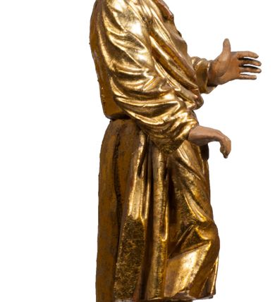 Zdjęcie nr 56: Tabernakulum w formie Arki Przymierza, adorowanej przez dwie klęczące figury starotestamentowego arcykapłana i biskupa oraz dwie stojące postacie lewitów oraz klęczące aniołów, zwieńczonej glorią promienistą z okiem Opatrzności. Wsparte na ośmiu cylindrycznych nóżkach prostopadłościenne tabernakulum jest od frontu podzielone na trzy pola wyznaczone kanelowanymi listwami. Pole środkowe stanowią drzwiczki z rytymi cyframi Dekalogu z ukrzyżowanym Chrystusem, pola boczne z wiązką pałek wodnych z jednej i winnym gronem z drugiej strony. Na skłębionych chmurach z podestem leży Baranek (obecnie w jego miejscu znajduje się figura Matki Boskiej). W tle znacznej wielkości gloria promienista z wieńcem chmur i umieszczonym w nim okiem Opatrzności oraz dwie uskrzydlone główki, nad którymi papieska tiara ze skrzyżowanymi kluczami. Po bokach Baranka dwa klęczące, uskrzydlone nagie aniołki. Obok tabernakulum dwie klęczące postacie z kadzielnicami w rękach. Postać po lewej w stroju biskupim, w albie, stule i kapie oraz infule z dwiema taśmami. Postać po prawej stronie jest ubrany w tradycyjny starotestamentowy strój – efod czyli tunikę i płaszcz wierzchni przepasany na biodrach, pektorał na piersi i zawój na głowie. Za nimi dwaj stojący lewici w tunikach przepasanych na biodrach i wysokich butach. Adorujące Baranka anioły w pozycji klęczącej z rękami skrzyżowanymi na piersi, ze skrzydłami na plecach i nogami w połowie utworzonymi ze skrzydeł.  


