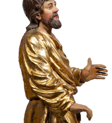 Zdjęcie nr 58: Tabernakulum w formie Arki Przymierza, adorowanej przez dwie klęczące figury starotestamentowego arcykapłana i biskupa oraz dwie stojące postacie lewitów oraz klęczące aniołów, zwieńczonej glorią promienistą z okiem Opatrzności. Wsparte na ośmiu cylindrycznych nóżkach prostopadłościenne tabernakulum jest od frontu podzielone na trzy pola wyznaczone kanelowanymi listwami. Pole środkowe stanowią drzwiczki z rytymi cyframi Dekalogu z ukrzyżowanym Chrystusem, pola boczne z wiązką pałek wodnych z jednej i winnym gronem z drugiej strony. Na skłębionych chmurach z podestem leży Baranek (obecnie w jego miejscu znajduje się figura Matki Boskiej). W tle znacznej wielkości gloria promienista z wieńcem chmur i umieszczonym w nim okiem Opatrzności oraz dwie uskrzydlone główki, nad którymi papieska tiara ze skrzyżowanymi kluczami. Po bokach Baranka dwa klęczące, uskrzydlone nagie aniołki. Obok tabernakulum dwie klęczące postacie z kadzielnicami w rękach. Postać po lewej w stroju biskupim, w albie, stule i kapie oraz infule z dwiema taśmami. Postać po prawej stronie jest ubrany w tradycyjny starotestamentowy strój – efod czyli tunikę i płaszcz wierzchni przepasany na biodrach, pektorał na piersi i zawój na głowie. Za nimi dwaj stojący lewici w tunikach przepasanych na biodrach i wysokich butach. Adorujące Baranka anioły w pozycji klęczącej z rękami skrzyżowanymi na piersi, ze skrzydłami na plecach i nogami w połowie utworzonymi ze skrzydeł.  


