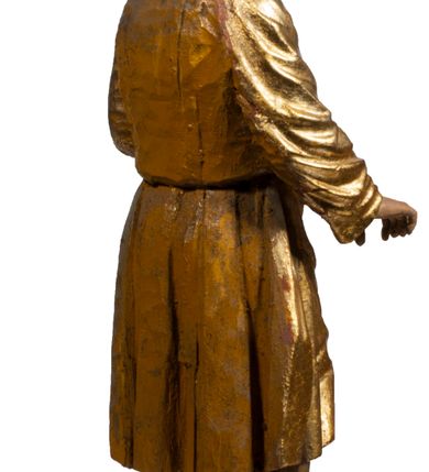 Zdjęcie nr 57: Tabernakulum w formie Arki Przymierza, adorowanej przez dwie klęczące figury starotestamentowego arcykapłana i biskupa oraz dwie stojące postacie lewitów oraz klęczące aniołów, zwieńczonej glorią promienistą z okiem Opatrzności. Wsparte na ośmiu cylindrycznych nóżkach prostopadłościenne tabernakulum jest od frontu podzielone na trzy pola wyznaczone kanelowanymi listwami. Pole środkowe stanowią drzwiczki z rytymi cyframi Dekalogu z ukrzyżowanym Chrystusem, pola boczne z wiązką pałek wodnych z jednej i winnym gronem z drugiej strony. Na skłębionych chmurach z podestem leży Baranek (obecnie w jego miejscu znajduje się figura Matki Boskiej). W tle znacznej wielkości gloria promienista z wieńcem chmur i umieszczonym w nim okiem Opatrzności oraz dwie uskrzydlone główki, nad którymi papieska tiara ze skrzyżowanymi kluczami. Po bokach Baranka dwa klęczące, uskrzydlone nagie aniołki. Obok tabernakulum dwie klęczące postacie z kadzielnicami w rękach. Postać po lewej w stroju biskupim, w albie, stule i kapie oraz infule z dwiema taśmami. Postać po prawej stronie jest ubrany w tradycyjny starotestamentowy strój – efod czyli tunikę i płaszcz wierzchni przepasany na biodrach, pektorał na piersi i zawój na głowie. Za nimi dwaj stojący lewici w tunikach przepasanych na biodrach i wysokich butach. Adorujące Baranka anioły w pozycji klęczącej z rękami skrzyżowanymi na piersi, ze skrzydłami na plecach i nogami w połowie utworzonymi ze skrzydeł.  


