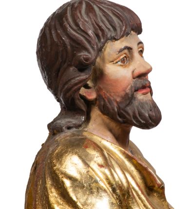 Zdjęcie nr 59: Tabernakulum w formie Arki Przymierza, adorowanej przez dwie klęczące figury starotestamentowego arcykapłana i biskupa oraz dwie stojące postacie lewitów oraz klęczące aniołów, zwieńczonej glorią promienistą z okiem Opatrzności. Wsparte na ośmiu cylindrycznych nóżkach prostopadłościenne tabernakulum jest od frontu podzielone na trzy pola wyznaczone kanelowanymi listwami. Pole środkowe stanowią drzwiczki z rytymi cyframi Dekalogu z ukrzyżowanym Chrystusem, pola boczne z wiązką pałek wodnych z jednej i winnym gronem z drugiej strony. Na skłębionych chmurach z podestem leży Baranek (obecnie w jego miejscu znajduje się figura Matki Boskiej). W tle znacznej wielkości gloria promienista z wieńcem chmur i umieszczonym w nim okiem Opatrzności oraz dwie uskrzydlone główki, nad którymi papieska tiara ze skrzyżowanymi kluczami. Po bokach Baranka dwa klęczące, uskrzydlone nagie aniołki. Obok tabernakulum dwie klęczące postacie z kadzielnicami w rękach. Postać po lewej w stroju biskupim, w albie, stule i kapie oraz infule z dwiema taśmami. Postać po prawej stronie jest ubrany w tradycyjny starotestamentowy strój – efod czyli tunikę i płaszcz wierzchni przepasany na biodrach, pektorał na piersi i zawój na głowie. Za nimi dwaj stojący lewici w tunikach przepasanych na biodrach i wysokich butach. Adorujące Baranka anioły w pozycji klęczącej z rękami skrzyżowanymi na piersi, ze skrzydłami na plecach i nogami w połowie utworzonymi ze skrzydeł.  


