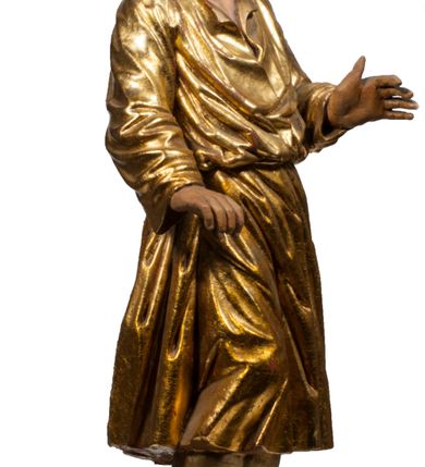 Zdjęcie nr 60: Tabernakulum w formie Arki Przymierza, adorowanej przez dwie klęczące figury starotestamentowego arcykapłana i biskupa oraz dwie stojące postacie lewitów oraz klęczące aniołów, zwieńczonej glorią promienistą z okiem Opatrzności. Wsparte na ośmiu cylindrycznych nóżkach prostopadłościenne tabernakulum jest od frontu podzielone na trzy pola wyznaczone kanelowanymi listwami. Pole środkowe stanowią drzwiczki z rytymi cyframi Dekalogu z ukrzyżowanym Chrystusem, pola boczne z wiązką pałek wodnych z jednej i winnym gronem z drugiej strony. Na skłębionych chmurach z podestem leży Baranek (obecnie w jego miejscu znajduje się figura Matki Boskiej). W tle znacznej wielkości gloria promienista z wieńcem chmur i umieszczonym w nim okiem Opatrzności oraz dwie uskrzydlone główki, nad którymi papieska tiara ze skrzyżowanymi kluczami. Po bokach Baranka dwa klęczące, uskrzydlone nagie aniołki. Obok tabernakulum dwie klęczące postacie z kadzielnicami w rękach. Postać po lewej w stroju biskupim, w albie, stule i kapie oraz infule z dwiema taśmami. Postać po prawej stronie jest ubrany w tradycyjny starotestamentowy strój – efod czyli tunikę i płaszcz wierzchni przepasany na biodrach, pektorał na piersi i zawój na głowie. Za nimi dwaj stojący lewici w tunikach przepasanych na biodrach i wysokich butach. Adorujące Baranka anioły w pozycji klęczącej z rękami skrzyżowanymi na piersi, ze skrzydłami na plecach i nogami w połowie utworzonymi ze skrzydeł.  


