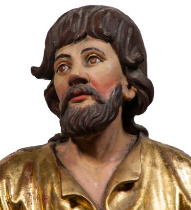 Zdjęcie nr 61: Tabernakulum w formie Arki Przymierza, adorowanej przez dwie klęczące figury starotestamentowego arcykapłana i biskupa oraz dwie stojące postacie lewitów oraz klęczące aniołów, zwieńczonej glorią promienistą z okiem Opatrzności. Wsparte na ośmiu cylindrycznych nóżkach prostopadłościenne tabernakulum jest od frontu podzielone na trzy pola wyznaczone kanelowanymi listwami. Pole środkowe stanowią drzwiczki z rytymi cyframi Dekalogu z ukrzyżowanym Chrystusem, pola boczne z wiązką pałek wodnych z jednej i winnym gronem z drugiej strony. Na skłębionych chmurach z podestem leży Baranek (obecnie w jego miejscu znajduje się figura Matki Boskiej). W tle znacznej wielkości gloria promienista z wieńcem chmur i umieszczonym w nim okiem Opatrzności oraz dwie uskrzydlone główki, nad którymi papieska tiara ze skrzyżowanymi kluczami. Po bokach Baranka dwa klęczące, uskrzydlone nagie aniołki. Obok tabernakulum dwie klęczące postacie z kadzielnicami w rękach. Postać po lewej w stroju biskupim, w albie, stule i kapie oraz infule z dwiema taśmami. Postać po prawej stronie jest ubrany w tradycyjny starotestamentowy strój – efod czyli tunikę i płaszcz wierzchni przepasany na biodrach, pektorał na piersi i zawój na głowie. Za nimi dwaj stojący lewici w tunikach przepasanych na biodrach i wysokich butach. Adorujące Baranka anioły w pozycji klęczącej z rękami skrzyżowanymi na piersi, ze skrzydłami na plecach i nogami w połowie utworzonymi ze skrzydeł.  


