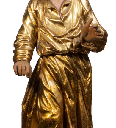 Zdjęcie nr 62: Tabernakulum w formie Arki Przymierza, adorowanej przez dwie klęczące figury starotestamentowego arcykapłana i biskupa oraz dwie stojące postacie lewitów oraz klęczące aniołów, zwieńczonej glorią promienistą z okiem Opatrzności. Wsparte na ośmiu cylindrycznych nóżkach prostopadłościenne tabernakulum jest od frontu podzielone na trzy pola wyznaczone kanelowanymi listwami. Pole środkowe stanowią drzwiczki z rytymi cyframi Dekalogu z ukrzyżowanym Chrystusem, pola boczne z wiązką pałek wodnych z jednej i winnym gronem z drugiej strony. Na skłębionych chmurach z podestem leży Baranek (obecnie w jego miejscu znajduje się figura Matki Boskiej). W tle znacznej wielkości gloria promienista z wieńcem chmur i umieszczonym w nim okiem Opatrzności oraz dwie uskrzydlone główki, nad którymi papieska tiara ze skrzyżowanymi kluczami. Po bokach Baranka dwa klęczące, uskrzydlone nagie aniołki. Obok tabernakulum dwie klęczące postacie z kadzielnicami w rękach. Postać po lewej w stroju biskupim, w albie, stule i kapie oraz infule z dwiema taśmami. Postać po prawej stronie jest ubrany w tradycyjny starotestamentowy strój – efod czyli tunikę i płaszcz wierzchni przepasany na biodrach, pektorał na piersi i zawój na głowie. Za nimi dwaj stojący lewici w tunikach przepasanych na biodrach i wysokich butach. Adorujące Baranka anioły w pozycji klęczącej z rękami skrzyżowanymi na piersi, ze skrzydłami na plecach i nogami w połowie utworzonymi ze skrzydeł.  


