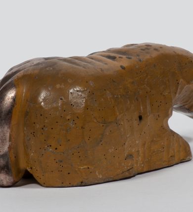 Zdjęcie nr 64: Tabernakulum w formie Arki Przymierza, adorowanej przez dwie klęczące figury starotestamentowego arcykapłana i biskupa oraz dwie stojące postacie lewitów oraz klęczące aniołów, zwieńczonej glorią promienistą z okiem Opatrzności. Wsparte na ośmiu cylindrycznych nóżkach prostopadłościenne tabernakulum jest od frontu podzielone na trzy pola wyznaczone kanelowanymi listwami. Pole środkowe stanowią drzwiczki z rytymi cyframi Dekalogu z ukrzyżowanym Chrystusem, pola boczne z wiązką pałek wodnych z jednej i winnym gronem z drugiej strony. Na skłębionych chmurach z podestem leży Baranek (obecnie w jego miejscu znajduje się figura Matki Boskiej). W tle znacznej wielkości gloria promienista z wieńcem chmur i umieszczonym w nim okiem Opatrzności oraz dwie uskrzydlone główki, nad którymi papieska tiara ze skrzyżowanymi kluczami. Po bokach Baranka dwa klęczące, uskrzydlone nagie aniołki. Obok tabernakulum dwie klęczące postacie z kadzielnicami w rękach. Postać po lewej w stroju biskupim, w albie, stule i kapie oraz infule z dwiema taśmami. Postać po prawej stronie jest ubrany w tradycyjny starotestamentowy strój – efod czyli tunikę i płaszcz wierzchni przepasany na biodrach, pektorał na piersi i zawój na głowie. Za nimi dwaj stojący lewici w tunikach przepasanych na biodrach i wysokich butach. Adorujące Baranka anioły w pozycji klęczącej z rękami skrzyżowanymi na piersi, ze skrzydłami na plecach i nogami w połowie utworzonymi ze skrzydeł.  


