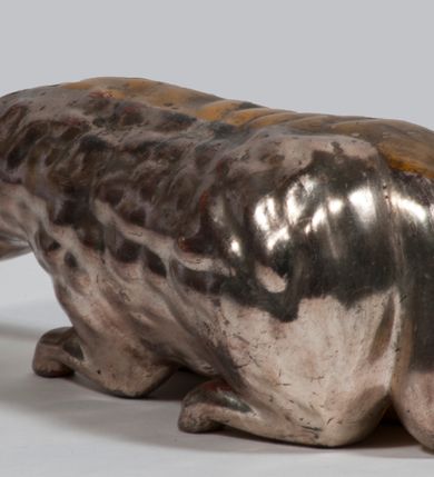 Zdjęcie nr 65: Tabernakulum w formie Arki Przymierza, adorowanej przez dwie klęczące figury starotestamentowego arcykapłana i biskupa oraz dwie stojące postacie lewitów oraz klęczące aniołów, zwieńczonej glorią promienistą z okiem Opatrzności. Wsparte na ośmiu cylindrycznych nóżkach prostopadłościenne tabernakulum jest od frontu podzielone na trzy pola wyznaczone kanelowanymi listwami. Pole środkowe stanowią drzwiczki z rytymi cyframi Dekalogu z ukrzyżowanym Chrystusem, pola boczne z wiązką pałek wodnych z jednej i winnym gronem z drugiej strony. Na skłębionych chmurach z podestem leży Baranek (obecnie w jego miejscu znajduje się figura Matki Boskiej). W tle znacznej wielkości gloria promienista z wieńcem chmur i umieszczonym w nim okiem Opatrzności oraz dwie uskrzydlone główki, nad którymi papieska tiara ze skrzyżowanymi kluczami. Po bokach Baranka dwa klęczące, uskrzydlone nagie aniołki. Obok tabernakulum dwie klęczące postacie z kadzielnicami w rękach. Postać po lewej w stroju biskupim, w albie, stule i kapie oraz infule z dwiema taśmami. Postać po prawej stronie jest ubrany w tradycyjny starotestamentowy strój – efod czyli tunikę i płaszcz wierzchni przepasany na biodrach, pektorał na piersi i zawój na głowie. Za nimi dwaj stojący lewici w tunikach przepasanych na biodrach i wysokich butach. Adorujące Baranka anioły w pozycji klęczącej z rękami skrzyżowanymi na piersi, ze skrzydłami na plecach i nogami w połowie utworzonymi ze skrzydeł.  


