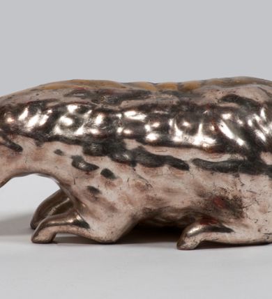 Zdjęcie nr 63: Tabernakulum w formie Arki Przymierza, adorowanej przez dwie klęczące figury starotestamentowego arcykapłana i biskupa oraz dwie stojące postacie lewitów oraz klęczące aniołów, zwieńczonej glorią promienistą z okiem Opatrzności. Wsparte na ośmiu cylindrycznych nóżkach prostopadłościenne tabernakulum jest od frontu podzielone na trzy pola wyznaczone kanelowanymi listwami. Pole środkowe stanowią drzwiczki z rytymi cyframi Dekalogu z ukrzyżowanym Chrystusem, pola boczne z wiązką pałek wodnych z jednej i winnym gronem z drugiej strony. Na skłębionych chmurach z podestem leży Baranek (obecnie w jego miejscu znajduje się figura Matki Boskiej). W tle znacznej wielkości gloria promienista z wieńcem chmur i umieszczonym w nim okiem Opatrzności oraz dwie uskrzydlone główki, nad którymi papieska tiara ze skrzyżowanymi kluczami. Po bokach Baranka dwa klęczące, uskrzydlone nagie aniołki. Obok tabernakulum dwie klęczące postacie z kadzielnicami w rękach. Postać po lewej w stroju biskupim, w albie, stule i kapie oraz infule z dwiema taśmami. Postać po prawej stronie jest ubrany w tradycyjny starotestamentowy strój – efod czyli tunikę i płaszcz wierzchni przepasany na biodrach, pektorał na piersi i zawój na głowie. Za nimi dwaj stojący lewici w tunikach przepasanych na biodrach i wysokich butach. Adorujące Baranka anioły w pozycji klęczącej z rękami skrzyżowanymi na piersi, ze skrzydłami na plecach i nogami w połowie utworzonymi ze skrzydeł.  


