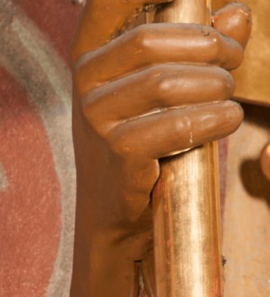 Zdjęcie nr 11: Rzeźba ukazana frontalnie, z głową skierowaną w lewo, w kontrapoście, o esowato wygiętej sylwetce. Lewą ręką trzyma rękojeść miecza przy boku, prawą, uniesioną trzyma drzewce rozwianej chorągwi z wizerunkiem orła (czeska czarna orlica). Twarz ma szczupłą, o dużych oczach, uniesionych brwiach, dużym, zadartym nosie i pełnych ustach, z wąsami, okoloną silnie kręconymi w osobne pukle włosami, sięgającymi ramion. Święty jest ubrany w zbroję płytową, przepasaną w talii szarfą z dwoma chwostami i mieczem przy lewym boku. Na lewym ramieniu ma zawieszony płaszcz opadający z tyłu postaci, a na piersi krzyż kawalerski na taśmie. Na głowie ma hełm z maszkaronem z przodu, zwieńczony pegazem. Polichromia ciała naturalistyczna, włosy brązowe, strój i atrybuty złocone, orzeł srebrzony. 



