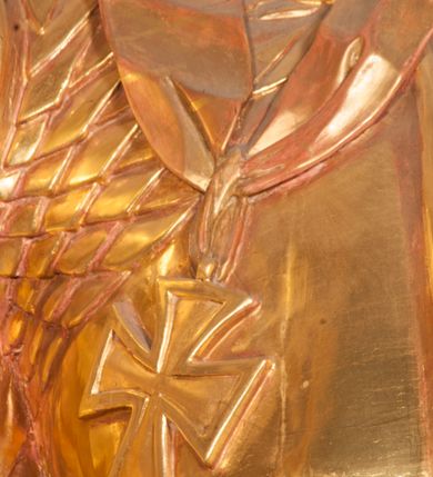 Zdjęcie nr 14: Rzeźba ukazana frontalnie, z głową skierowaną w lewo, w kontrapoście, o esowato wygiętej sylwetce. Lewą ręką trzyma rękojeść miecza przy boku, prawą, uniesioną trzyma drzewce rozwianej chorągwi z wizerunkiem orła (czeska czarna orlica). Twarz ma szczupłą, o dużych oczach, uniesionych brwiach, dużym, zadartym nosie i pełnych ustach, z wąsami, okoloną silnie kręconymi w osobne pukle włosami, sięgającymi ramion. Święty jest ubrany w zbroję płytową, przepasaną w talii szarfą z dwoma chwostami i mieczem przy lewym boku. Na lewym ramieniu ma zawieszony płaszcz opadający z tyłu postaci, a na piersi krzyż kawalerski na taśmie. Na głowie ma hełm z maszkaronem z przodu, zwieńczony pegazem. Polichromia ciała naturalistyczna, włosy brązowe, strój i atrybuty złocone, orzeł srebrzony. 



