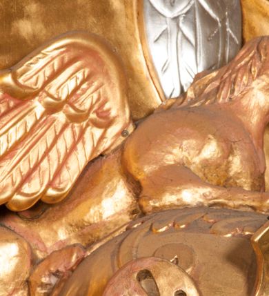 Zdjęcie nr 15: Rzeźba ukazana frontalnie, z głową skierowaną w lewo, w kontrapoście, o esowato wygiętej sylwetce. Lewą ręką trzyma rękojeść miecza przy boku, prawą, uniesioną trzyma drzewce rozwianej chorągwi z wizerunkiem orła (czeska czarna orlica). Twarz ma szczupłą, o dużych oczach, uniesionych brwiach, dużym, zadartym nosie i pełnych ustach, z wąsami, okoloną silnie kręconymi w osobne pukle włosami, sięgającymi ramion. Święty jest ubrany w zbroję płytową, przepasaną w talii szarfą z dwoma chwostami i mieczem przy lewym boku. Na lewym ramieniu ma zawieszony płaszcz opadający z tyłu postaci, a na piersi krzyż kawalerski na taśmie. Na głowie ma hełm z maszkaronem z przodu, zwieńczony pegazem. Polichromia ciała naturalistyczna, włosy brązowe, strój i atrybuty złocone, orzeł srebrzony. 



