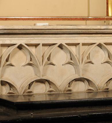 Zdjęcie nr 27: Nastawa architektoniczna, jednoosiowa, jednokondygnacyjna, ze zwieńczeniem, ustawiona na dwustrefowym cokole z wyodrębnionymi prostopadłościanami i konsolami. Ołtarz kamienny, prostopadłościenny, z kamienną mensą z portatylem. Antepedium kamienne, ujęte opaską, z rzeźbionymi maswerkami w polu. Nastawa flankowana parą opilastrowanych filarów, o kanelowanych trzonach i kapitelach kompozytowych, ustawionych pod kątem na zewnątrz, dekorowanych kwiatowymi zwisami, dźwigających pełne belkowanie wyłamane na ich osi oraz fragmenty falistego, przerwanego przyczółka z figurami aniołów. Na tle filarów ustawione figury św. Piotra i św. Pawła. Niemal całe pole główne wypełnione wnęką w formie stojącego prostokąta zamkniętego łukiem półkolistym nadwieszonym ujętą profilowaną ramą dekorowaną rocaille'm, z mniejszym obrazem Rodziny Marii ze św. Janem Chrzcicielem, w osobnej, profilowanej ramie. Nad nim, w partii belkowania rocaille'owy kartusz z napisem „REGNI / ET PROTECTORIBUS”. Zwieńczenie w formie leżącego prostokąta zamkniętego fragmentem falistego gzymsu. W polu obraz św. Jacka i bł. Czesława w kształcie trapezu o wklęsłych bokach, zamkniętego łukiem segmentowym nadwieszonym, ujęty ramą; flankowany dwiema parami uskrzydlonych główek anielskich. Zwieńczenie zamknięte medalionem z napisem „CHRISTI / FAMILIAE” w otoku z obłoków i uskrzydlonych główek anielskich, w glorii promienistej. Nastawa polichromowana w kolorze beżowym z detalami malowanymi na sposób imitujący jasnoróżowy marmur, ornamentyka i profile złocone. 
