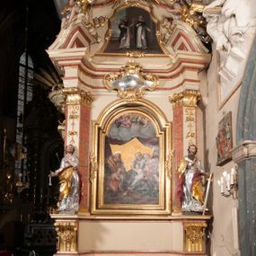 Zdjęcie nr 1: Nastawa architektoniczna, jednoosiowa, jednokondygnacyjna, ze zwieńczeniem, ustawiona na dwustrefowym cokole z wyodrębnionymi prostopadłościanami i konsolami. Ołtarz kamienny, prostopadłościenny, z kamienną mensą z portatylem. Antepedium kamienne, ujęte opaską, z rzeźbionymi maswerkami w polu. Nastawa flankowana parą opilastrowanych filarów, o kanelowanych trzonach i kapitelach kompozytowych, ustawionych pod kątem na zewnątrz, dekorowanych kwiatowymi zwisami, dźwigających pełne belkowanie wyłamane na ich osi oraz fragmenty falistego, przerwanego przyczółka z figurami aniołów. Na tle filarów ustawione figury św. Piotra i św. Pawła. Niemal całe pole główne wypełnione wnęką w formie stojącego prostokąta zamkniętego łukiem półkolistym nadwieszonym ujętą profilowaną ramą dekorowaną rocaille&#039;m, z mniejszym obrazem Rodziny Marii ze św. Janem Chrzcicielem, w osobnej, profilowanej ramie. Nad nim, w partii belkowania rocaille&#039;owy kartusz z napisem „REGNI / ET PROTECTORIBUS”. Zwieńczenie w formie leżącego prostokąta zamkniętego fragmentem falistego gzymsu. W polu obraz św. Jacka i bł. Czesława w kształcie trapezu o wklęsłych bokach, zamkniętego łukiem segmentowym nadwieszonym, ujęty ramą; flankowany dwiema parami uskrzydlonych główek anielskich. Zwieńczenie zamknięte medalionem z napisem „CHRISTI / FAMILIAE” w otoku z obłoków i uskrzydlonych główek anielskich, w glorii promienistej. Nastawa polichromowana w kolorze beżowym z detalami malowanymi na sposób imitujący jasnoróżowy marmur, ornamentyka i profile złocone. 
