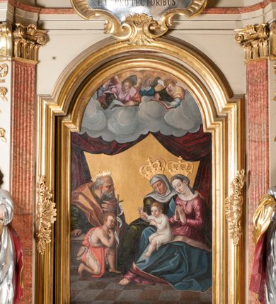 Zdjęcie nr 5: Nastawa architektoniczna, jednoosiowa, jednokondygnacyjna, ze zwieńczeniem, ustawiona na dwustrefowym cokole z wyodrębnionymi prostopadłościanami i konsolami. Ołtarz kamienny, prostopadłościenny, z kamienną mensą z portatylem. Antepedium kamienne, ujęte opaską, z rzeźbionymi maswerkami w polu. Nastawa flankowana parą opilastrowanych filarów, o kanelowanych trzonach i kapitelach kompozytowych, ustawionych pod kątem na zewnątrz, dekorowanych kwiatowymi zwisami, dźwigających pełne belkowanie wyłamane na ich osi oraz fragmenty falistego, przerwanego przyczółka z figurami aniołów. Na tle filarów ustawione figury św. Piotra i św. Pawła. Niemal całe pole główne wypełnione wnęką w formie stojącego prostokąta zamkniętego łukiem półkolistym nadwieszonym ujętą profilowaną ramą dekorowaną rocaille'm, z mniejszym obrazem Rodziny Marii ze św. Janem Chrzcicielem, w osobnej, profilowanej ramie. Nad nim, w partii belkowania rocaille'owy kartusz z napisem „REGNI / ET PROTECTORIBUS”. Zwieńczenie w formie leżącego prostokąta zamkniętego fragmentem falistego gzymsu. W polu obraz św. Jacka i bł. Czesława w kształcie trapezu o wklęsłych bokach, zamkniętego łukiem segmentowym nadwieszonym, ujęty ramą; flankowany dwiema parami uskrzydlonych główek anielskich. Zwieńczenie zamknięte medalionem z napisem „CHRISTI / FAMILIAE” w otoku z obłoków i uskrzydlonych główek anielskich, w glorii promienistej. Nastawa polichromowana w kolorze beżowym z detalami malowanymi na sposób imitujący jasnoróżowy marmur, ornamentyka i profile złocone. 
