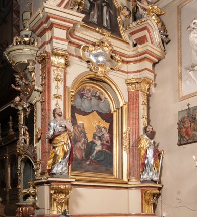 Zdjęcie nr 3: Nastawa architektoniczna, jednoosiowa, jednokondygnacyjna, ze zwieńczeniem, ustawiona na dwustrefowym cokole z wyodrębnionymi prostopadłościanami i konsolami. Ołtarz kamienny, prostopadłościenny, z kamienną mensą z portatylem. Antepedium kamienne, ujęte opaską, z rzeźbionymi maswerkami w polu. Nastawa flankowana parą opilastrowanych filarów, o kanelowanych trzonach i kapitelach kompozytowych, ustawionych pod kątem na zewnątrz, dekorowanych kwiatowymi zwisami, dźwigających pełne belkowanie wyłamane na ich osi oraz fragmenty falistego, przerwanego przyczółka z figurami aniołów. Na tle filarów ustawione figury św. Piotra i św. Pawła. Niemal całe pole główne wypełnione wnęką w formie stojącego prostokąta zamkniętego łukiem półkolistym nadwieszonym ujętą profilowaną ramą dekorowaną rocaille'm, z mniejszym obrazem Rodziny Marii ze św. Janem Chrzcicielem, w osobnej, profilowanej ramie. Nad nim, w partii belkowania rocaille'owy kartusz z napisem „REGNI / ET PROTECTORIBUS”. Zwieńczenie w formie leżącego prostokąta zamkniętego fragmentem falistego gzymsu. W polu obraz św. Jacka i bł. Czesława w kształcie trapezu o wklęsłych bokach, zamkniętego łukiem segmentowym nadwieszonym, ujęty ramą; flankowany dwiema parami uskrzydlonych główek anielskich. Zwieńczenie zamknięte medalionem z napisem „CHRISTI / FAMILIAE” w otoku z obłoków i uskrzydlonych główek anielskich, w glorii promienistej. Nastawa polichromowana w kolorze beżowym z detalami malowanymi na sposób imitujący jasnoróżowy marmur, ornamentyka i profile złocone. 
