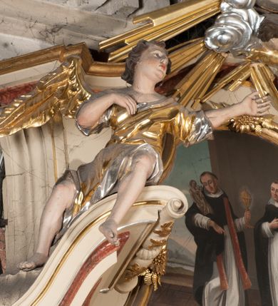 Zdjęcie nr 6: Nastawa architektoniczna, jednoosiowa, jednokondygnacyjna, ze zwieńczeniem, ustawiona na dwustrefowym cokole z wyodrębnionymi prostopadłościanami i konsolami. Ołtarz kamienny, prostopadłościenny, z kamienną mensą z portatylem. Antepedium kamienne, ujęte opaską, z rzeźbionymi maswerkami w polu. Nastawa flankowana parą opilastrowanych filarów, o kanelowanych trzonach i kapitelach kompozytowych, ustawionych pod kątem na zewnątrz, dekorowanych kwiatowymi zwisami, dźwigających pełne belkowanie wyłamane na ich osi oraz fragmenty falistego, przerwanego przyczółka z figurami aniołów. Na tle filarów ustawione figury św. Piotra i św. Pawła. Niemal całe pole główne wypełnione wnęką w formie stojącego prostokąta zamkniętego łukiem półkolistym nadwieszonym ujętą profilowaną ramą dekorowaną rocaille'm, z mniejszym obrazem Rodziny Marii ze św. Janem Chrzcicielem, w osobnej, profilowanej ramie. Nad nim, w partii belkowania rocaille'owy kartusz z napisem „REGNI / ET PROTECTORIBUS”. Zwieńczenie w formie leżącego prostokąta zamkniętego fragmentem falistego gzymsu. W polu obraz św. Jacka i bł. Czesława w kształcie trapezu o wklęsłych bokach, zamkniętego łukiem segmentowym nadwieszonym, ujęty ramą; flankowany dwiema parami uskrzydlonych główek anielskich. Zwieńczenie zamknięte medalionem z napisem „CHRISTI / FAMILIAE” w otoku z obłoków i uskrzydlonych główek anielskich, w glorii promienistej. Nastawa polichromowana w kolorze beżowym z detalami malowanymi na sposób imitujący jasnoróżowy marmur, ornamentyka i profile złocone. 
