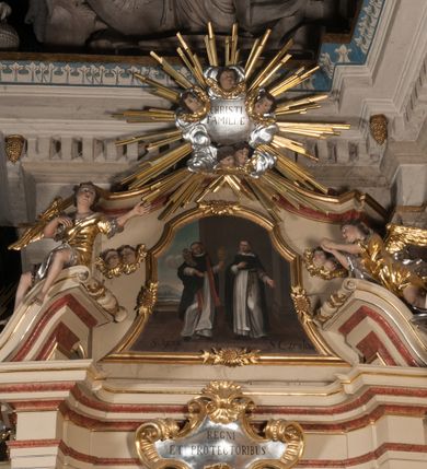 Zdjęcie nr 8: Nastawa architektoniczna, jednoosiowa, jednokondygnacyjna, ze zwieńczeniem, ustawiona na dwustrefowym cokole z wyodrębnionymi prostopadłościanami i konsolami. Ołtarz kamienny, prostopadłościenny, z kamienną mensą z portatylem. Antepedium kamienne, ujęte opaską, z rzeźbionymi maswerkami w polu. Nastawa flankowana parą opilastrowanych filarów, o kanelowanych trzonach i kapitelach kompozytowych, ustawionych pod kątem na zewnątrz, dekorowanych kwiatowymi zwisami, dźwigających pełne belkowanie wyłamane na ich osi oraz fragmenty falistego, przerwanego przyczółka z figurami aniołów. Na tle filarów ustawione figury św. Piotra i św. Pawła. Niemal całe pole główne wypełnione wnęką w formie stojącego prostokąta zamkniętego łukiem półkolistym nadwieszonym ujętą profilowaną ramą dekorowaną rocaille'm, z mniejszym obrazem Rodziny Marii ze św. Janem Chrzcicielem, w osobnej, profilowanej ramie. Nad nim, w partii belkowania rocaille'owy kartusz z napisem „REGNI / ET PROTECTORIBUS”. Zwieńczenie w formie leżącego prostokąta zamkniętego fragmentem falistego gzymsu. W polu obraz św. Jacka i bł. Czesława w kształcie trapezu o wklęsłych bokach, zamkniętego łukiem segmentowym nadwieszonym, ujęty ramą; flankowany dwiema parami uskrzydlonych główek anielskich. Zwieńczenie zamknięte medalionem z napisem „CHRISTI / FAMILIAE” w otoku z obłoków i uskrzydlonych główek anielskich, w glorii promienistej. Nastawa polichromowana w kolorze beżowym z detalami malowanymi na sposób imitujący jasnoróżowy marmur, ornamentyka i profile złocone. 
