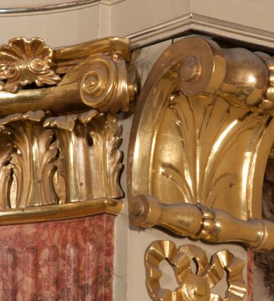 Zdjęcie nr 25: Nastawa architektoniczna, jednoosiowa, jednokondygnacyjna, ze zwieńczeniem, ustawiona na dwustrefowym cokole z wyodrębnionymi prostopadłościanami i konsolami. Ołtarz kamienny, prostopadłościenny, z kamienną mensą z portatylem. Antepedium kamienne, ujęte opaską, z rzeźbionymi maswerkami w polu. Nastawa flankowana parą opilastrowanych filarów, o kanelowanych trzonach i kapitelach kompozytowych, ustawionych pod kątem na zewnątrz, dekorowanych kwiatowymi zwisami, dźwigających pełne belkowanie wyłamane na ich osi oraz fragmenty falistego, przerwanego przyczółka z figurami aniołów. Na tle filarów ustawione figury św. Piotra i św. Pawła. Niemal całe pole główne wypełnione wnęką w formie stojącego prostokąta zamkniętego łukiem półkolistym nadwieszonym ujętą profilowaną ramą dekorowaną rocaille'm, z mniejszym obrazem Rodziny Marii ze św. Janem Chrzcicielem, w osobnej, profilowanej ramie. Nad nim, w partii belkowania rocaille'owy kartusz z napisem „REGNI / ET PROTECTORIBUS”. Zwieńczenie w formie leżącego prostokąta zamkniętego fragmentem falistego gzymsu. W polu obraz św. Jacka i bł. Czesława w kształcie trapezu o wklęsłych bokach, zamkniętego łukiem segmentowym nadwieszonym, ujęty ramą; flankowany dwiema parami uskrzydlonych główek anielskich. Zwieńczenie zamknięte medalionem z napisem „CHRISTI / FAMILIAE” w otoku z obłoków i uskrzydlonych główek anielskich, w glorii promienistej. Nastawa polichromowana w kolorze beżowym z detalami malowanymi na sposób imitujący jasnoróżowy marmur, ornamentyka i profile złocone. 
