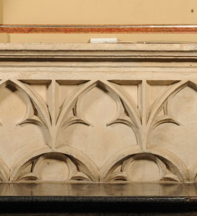 Zdjęcie nr 28: Nastawa architektoniczna, jednoosiowa, jednokondygnacyjna, ze zwieńczeniem, ustawiona na dwustrefowym cokole z wyodrębnionymi prostopadłościanami i konsolami. Ołtarz kamienny, prostopadłościenny, z kamienną mensą z portatylem. Antepedium kamienne, ujęte opaską, z rzeźbionymi maswerkami w polu. Nastawa flankowana parą opilastrowanych filarów, o kanelowanych trzonach i kapitelach kompozytowych, ustawionych pod kątem na zewnątrz, dekorowanych kwiatowymi zwisami, dźwigających pełne belkowanie wyłamane na ich osi oraz fragmenty falistego, przerwanego przyczółka z figurami aniołów. Na tle filarów ustawione figury św. Piotra i św. Pawła. Niemal całe pole główne wypełnione wnęką w formie stojącego prostokąta zamkniętego łukiem półkolistym nadwieszonym ujętą profilowaną ramą dekorowaną rocaille'm, z mniejszym obrazem Rodziny Marii ze św. Janem Chrzcicielem, w osobnej, profilowanej ramie. Nad nim, w partii belkowania rocaille'owy kartusz z napisem „REGNI / ET PROTECTORIBUS”. Zwieńczenie w formie leżącego prostokąta zamkniętego fragmentem falistego gzymsu. W polu obraz św. Jacka i bł. Czesława w kształcie trapezu o wklęsłych bokach, zamkniętego łukiem segmentowym nadwieszonym, ujęty ramą; flankowany dwiema parami uskrzydlonych główek anielskich. Zwieńczenie zamknięte medalionem z napisem „CHRISTI / FAMILIAE” w otoku z obłoków i uskrzydlonych główek anielskich, w glorii promienistej. Nastawa polichromowana w kolorze beżowym z detalami malowanymi na sposób imitujący jasnoróżowy marmur, ornamentyka i profile złocone. 
