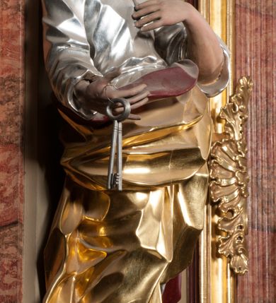 Zdjęcie nr 10: Nastawa architektoniczna, jednoosiowa, jednokondygnacyjna, ze zwieńczeniem, ustawiona na dwustrefowym cokole z wyodrębnionymi prostopadłościanami i konsolami. Ołtarz kamienny, prostopadłościenny, z kamienną mensą z portatylem. Antepedium kamienne, ujęte opaską, z rzeźbionymi maswerkami w polu. Nastawa flankowana parą opilastrowanych filarów, o kanelowanych trzonach i kapitelach kompozytowych, ustawionych pod kątem na zewnątrz, dekorowanych kwiatowymi zwisami, dźwigających pełne belkowanie wyłamane na ich osi oraz fragmenty falistego, przerwanego przyczółka z figurami aniołów. Na tle filarów ustawione figury św. Piotra i św. Pawła. Niemal całe pole główne wypełnione wnęką w formie stojącego prostokąta zamkniętego łukiem półkolistym nadwieszonym ujętą profilowaną ramą dekorowaną rocaille'm, z mniejszym obrazem Rodziny Marii ze św. Janem Chrzcicielem, w osobnej, profilowanej ramie. Nad nim, w partii belkowania rocaille'owy kartusz z napisem „REGNI / ET PROTECTORIBUS”. Zwieńczenie w formie leżącego prostokąta zamkniętego fragmentem falistego gzymsu. W polu obraz św. Jacka i bł. Czesława w kształcie trapezu o wklęsłych bokach, zamkniętego łukiem segmentowym nadwieszonym, ujęty ramą; flankowany dwiema parami uskrzydlonych główek anielskich. Zwieńczenie zamknięte medalionem z napisem „CHRISTI / FAMILIAE” w otoku z obłoków i uskrzydlonych główek anielskich, w glorii promienistej. Nastawa polichromowana w kolorze beżowym z detalami malowanymi na sposób imitujący jasnoróżowy marmur, ornamentyka i profile złocone. 
