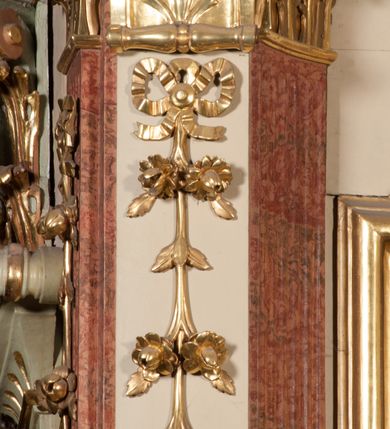 Zdjęcie nr 26: Nastawa architektoniczna, jednoosiowa, jednokondygnacyjna, ze zwieńczeniem, ustawiona na dwustrefowym cokole z wyodrębnionymi prostopadłościanami i konsolami. Ołtarz kamienny, prostopadłościenny, z kamienną mensą z portatylem. Antepedium kamienne, ujęte opaską, z rzeźbionymi maswerkami w polu. Nastawa flankowana parą opilastrowanych filarów, o kanelowanych trzonach i kapitelach kompozytowych, ustawionych pod kątem na zewnątrz, dekorowanych kwiatowymi zwisami, dźwigających pełne belkowanie wyłamane na ich osi oraz fragmenty falistego, przerwanego przyczółka z figurami aniołów. Na tle filarów ustawione figury św. Piotra i św. Pawła. Niemal całe pole główne wypełnione wnęką w formie stojącego prostokąta zamkniętego łukiem półkolistym nadwieszonym ujętą profilowaną ramą dekorowaną rocaille&#039;m, z mniejszym obrazem Rodziny Marii ze św. Janem Chrzcicielem, w osobnej, profilowanej ramie. Nad nim, w partii belkowania rocaille&#039;owy kartusz z napisem „REGNI / ET PROTECTORIBUS”. Zwieńczenie w formie leżącego prostokąta zamkniętego fragmentem falistego gzymsu. W polu obraz św. Jacka i bł. Czesława w kształcie trapezu o wklęsłych bokach, zamkniętego łukiem segmentowym nadwieszonym, ujęty ramą; flankowany dwiema parami uskrzydlonych główek anielskich. Zwieńczenie zamknięte medalionem z napisem „CHRISTI / FAMILIAE” w otoku z obłoków i uskrzydlonych główek anielskich, w glorii promienistej. Nastawa polichromowana w kolorze beżowym z detalami malowanymi na sposób imitujący jasnoróżowy marmur, ornamentyka i profile złocone. 
