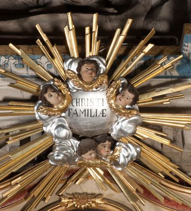 Zdjęcie nr 22: Nastawa architektoniczna, jednoosiowa, jednokondygnacyjna, ze zwieńczeniem, ustawiona na dwustrefowym cokole z wyodrębnionymi prostopadłościanami i konsolami. Ołtarz kamienny, prostopadłościenny, z kamienną mensą z portatylem. Antepedium kamienne, ujęte opaską, z rzeźbionymi maswerkami w polu. Nastawa flankowana parą opilastrowanych filarów, o kanelowanych trzonach i kapitelach kompozytowych, ustawionych pod kątem na zewnątrz, dekorowanych kwiatowymi zwisami, dźwigających pełne belkowanie wyłamane na ich osi oraz fragmenty falistego, przerwanego przyczółka z figurami aniołów. Na tle filarów ustawione figury św. Piotra i św. Pawła. Niemal całe pole główne wypełnione wnęką w formie stojącego prostokąta zamkniętego łukiem półkolistym nadwieszonym ujętą profilowaną ramą dekorowaną rocaille'm, z mniejszym obrazem Rodziny Marii ze św. Janem Chrzcicielem, w osobnej, profilowanej ramie. Nad nim, w partii belkowania rocaille'owy kartusz z napisem „REGNI / ET PROTECTORIBUS”. Zwieńczenie w formie leżącego prostokąta zamkniętego fragmentem falistego gzymsu. W polu obraz św. Jacka i bł. Czesława w kształcie trapezu o wklęsłych bokach, zamkniętego łukiem segmentowym nadwieszonym, ujęty ramą; flankowany dwiema parami uskrzydlonych główek anielskich. Zwieńczenie zamknięte medalionem z napisem „CHRISTI / FAMILIAE” w otoku z obłoków i uskrzydlonych główek anielskich, w glorii promienistej. Nastawa polichromowana w kolorze beżowym z detalami malowanymi na sposób imitujący jasnoróżowy marmur, ornamentyka i profile złocone. 
