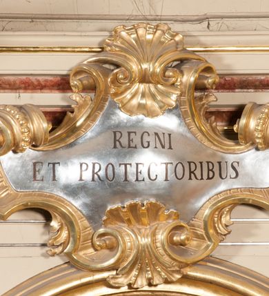 Zdjęcie nr 24: Nastawa architektoniczna, jednoosiowa, jednokondygnacyjna, ze zwieńczeniem, ustawiona na dwustrefowym cokole z wyodrębnionymi prostopadłościanami i konsolami. Ołtarz kamienny, prostopadłościenny, z kamienną mensą z portatylem. Antepedium kamienne, ujęte opaską, z rzeźbionymi maswerkami w polu. Nastawa flankowana parą opilastrowanych filarów, o kanelowanych trzonach i kapitelach kompozytowych, ustawionych pod kątem na zewnątrz, dekorowanych kwiatowymi zwisami, dźwigających pełne belkowanie wyłamane na ich osi oraz fragmenty falistego, przerwanego przyczółka z figurami aniołów. Na tle filarów ustawione figury św. Piotra i św. Pawła. Niemal całe pole główne wypełnione wnęką w formie stojącego prostokąta zamkniętego łukiem półkolistym nadwieszonym ujętą profilowaną ramą dekorowaną rocaille'm, z mniejszym obrazem Rodziny Marii ze św. Janem Chrzcicielem, w osobnej, profilowanej ramie. Nad nim, w partii belkowania rocaille'owy kartusz z napisem „REGNI / ET PROTECTORIBUS”. Zwieńczenie w formie leżącego prostokąta zamkniętego fragmentem falistego gzymsu. W polu obraz św. Jacka i bł. Czesława w kształcie trapezu o wklęsłych bokach, zamkniętego łukiem segmentowym nadwieszonym, ujęty ramą; flankowany dwiema parami uskrzydlonych główek anielskich. Zwieńczenie zamknięte medalionem z napisem „CHRISTI / FAMILIAE” w otoku z obłoków i uskrzydlonych główek anielskich, w glorii promienistej. Nastawa polichromowana w kolorze beżowym z detalami malowanymi na sposób imitujący jasnoróżowy marmur, ornamentyka i profile złocone. 
