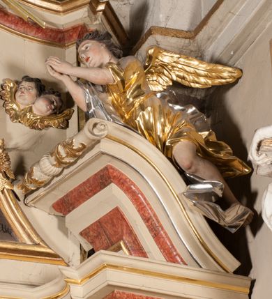 Zdjęcie nr 15: Nastawa architektoniczna, jednoosiowa, jednokondygnacyjna, ze zwieńczeniem, ustawiona na dwustrefowym cokole z wyodrębnionymi prostopadłościanami i konsolami. Ołtarz kamienny, prostopadłościenny, z kamienną mensą z portatylem. Antepedium kamienne, ujęte opaską, z rzeźbionymi maswerkami w polu. Nastawa flankowana parą opilastrowanych filarów, o kanelowanych trzonach i kapitelach kompozytowych, ustawionych pod kątem na zewnątrz, dekorowanych kwiatowymi zwisami, dźwigających pełne belkowanie wyłamane na ich osi oraz fragmenty falistego, przerwanego przyczółka z figurami aniołów. Na tle filarów ustawione figury św. Piotra i św. Pawła. Niemal całe pole główne wypełnione wnęką w formie stojącego prostokąta zamkniętego łukiem półkolistym nadwieszonym ujętą profilowaną ramą dekorowaną rocaille'm, z mniejszym obrazem Rodziny Marii ze św. Janem Chrzcicielem, w osobnej, profilowanej ramie. Nad nim, w partii belkowania rocaille'owy kartusz z napisem „REGNI / ET PROTECTORIBUS”. Zwieńczenie w formie leżącego prostokąta zamkniętego fragmentem falistego gzymsu. W polu obraz św. Jacka i bł. Czesława w kształcie trapezu o wklęsłych bokach, zamkniętego łukiem segmentowym nadwieszonym, ujęty ramą; flankowany dwiema parami uskrzydlonych główek anielskich. Zwieńczenie zamknięte medalionem z napisem „CHRISTI / FAMILIAE” w otoku z obłoków i uskrzydlonych główek anielskich, w glorii promienistej. Nastawa polichromowana w kolorze beżowym z detalami malowanymi na sposób imitujący jasnoróżowy marmur, ornamentyka i profile złocone. 
