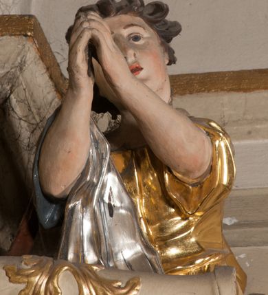 Zdjęcie nr 14: Nastawa architektoniczna, jednoosiowa, jednokondygnacyjna, ze zwieńczeniem, ustawiona na dwustrefowym cokole z wyodrębnionymi prostopadłościanami i konsolami. Ołtarz kamienny, prostopadłościenny, z kamienną mensą z portatylem. Antepedium kamienne, ujęte opaską, z rzeźbionymi maswerkami w polu. Nastawa flankowana parą opilastrowanych filarów, o kanelowanych trzonach i kapitelach kompozytowych, ustawionych pod kątem na zewnątrz, dekorowanych kwiatowymi zwisami, dźwigających pełne belkowanie wyłamane na ich osi oraz fragmenty falistego, przerwanego przyczółka z figurami aniołów. Na tle filarów ustawione figury św. Piotra i św. Pawła. Niemal całe pole główne wypełnione wnęką w formie stojącego prostokąta zamkniętego łukiem półkolistym nadwieszonym ujętą profilowaną ramą dekorowaną rocaille'm, z mniejszym obrazem Rodziny Marii ze św. Janem Chrzcicielem, w osobnej, profilowanej ramie. Nad nim, w partii belkowania rocaille'owy kartusz z napisem „REGNI / ET PROTECTORIBUS”. Zwieńczenie w formie leżącego prostokąta zamkniętego fragmentem falistego gzymsu. W polu obraz św. Jacka i bł. Czesława w kształcie trapezu o wklęsłych bokach, zamkniętego łukiem segmentowym nadwieszonym, ujęty ramą; flankowany dwiema parami uskrzydlonych główek anielskich. Zwieńczenie zamknięte medalionem z napisem „CHRISTI / FAMILIAE” w otoku z obłoków i uskrzydlonych główek anielskich, w glorii promienistej. Nastawa polichromowana w kolorze beżowym z detalami malowanymi na sposób imitujący jasnoróżowy marmur, ornamentyka i profile złocone. 
