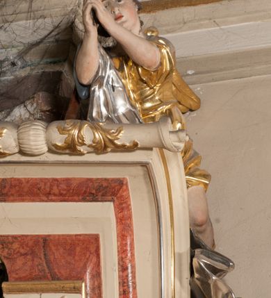 Zdjęcie nr 18: Nastawa architektoniczna, jednoosiowa, jednokondygnacyjna, ze zwieńczeniem, ustawiona na dwustrefowym cokole z wyodrębnionymi prostopadłościanami i konsolami. Ołtarz kamienny, prostopadłościenny, z kamienną mensą z portatylem. Antepedium kamienne, ujęte opaską, z rzeźbionymi maswerkami w polu. Nastawa flankowana parą opilastrowanych filarów, o kanelowanych trzonach i kapitelach kompozytowych, ustawionych pod kątem na zewnątrz, dekorowanych kwiatowymi zwisami, dźwigających pełne belkowanie wyłamane na ich osi oraz fragmenty falistego, przerwanego przyczółka z figurami aniołów. Na tle filarów ustawione figury św. Piotra i św. Pawła. Niemal całe pole główne wypełnione wnęką w formie stojącego prostokąta zamkniętego łukiem półkolistym nadwieszonym ujętą profilowaną ramą dekorowaną rocaille&#039;m, z mniejszym obrazem Rodziny Marii ze św. Janem Chrzcicielem, w osobnej, profilowanej ramie. Nad nim, w partii belkowania rocaille&#039;owy kartusz z napisem „REGNI / ET PROTECTORIBUS”. Zwieńczenie w formie leżącego prostokąta zamkniętego fragmentem falistego gzymsu. W polu obraz św. Jacka i bł. Czesława w kształcie trapezu o wklęsłych bokach, zamkniętego łukiem segmentowym nadwieszonym, ujęty ramą; flankowany dwiema parami uskrzydlonych główek anielskich. Zwieńczenie zamknięte medalionem z napisem „CHRISTI / FAMILIAE” w otoku z obłoków i uskrzydlonych główek anielskich, w glorii promienistej. Nastawa polichromowana w kolorze beżowym z detalami malowanymi na sposób imitujący jasnoróżowy marmur, ornamentyka i profile złocone. 
